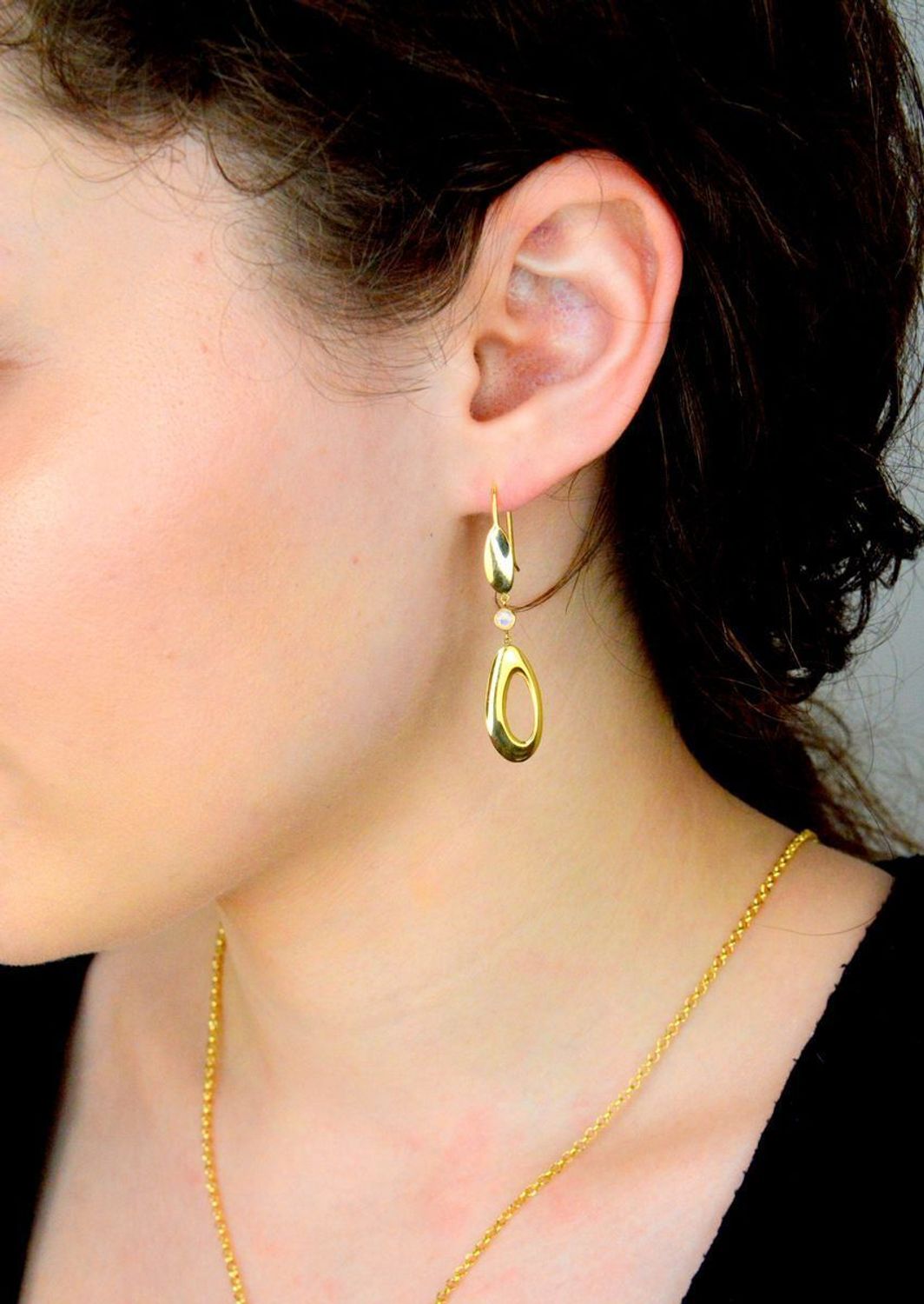 Kolczyki wiszące łezki, pr 585 OR OZ 91 0457 Złote kolczyki wykonane z najwyższej jakości żółtego złota, próba 585. Kolczyki w kształcie łezki ozdobione kamieniem naturalnym opalem różowym1.jpg